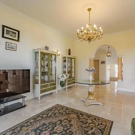 Chalet En أذيخي